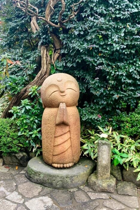 Estatua budista de lo más kawaii, representando al bodhisattva Jizo