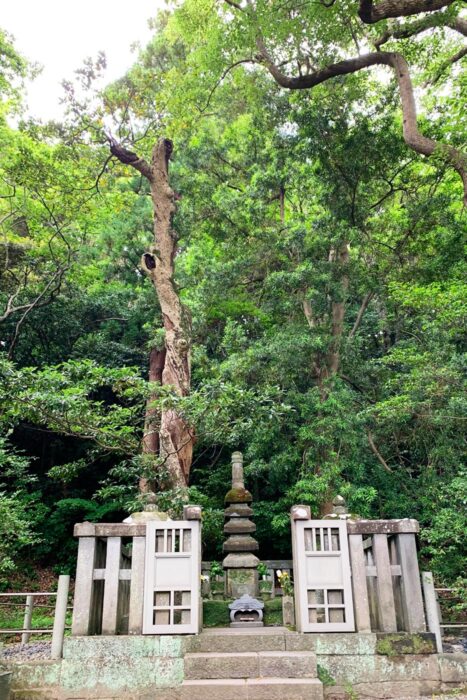 La sencilla tumba del primer Shogun Minamoto, Yoritomo, fundador de la ciudad