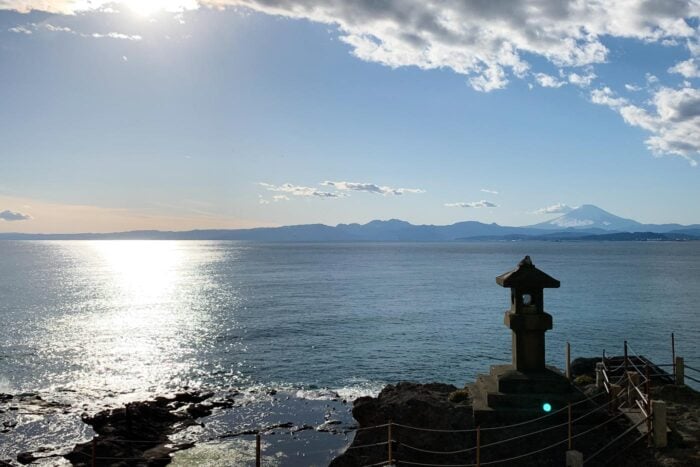 Acantilados de Enoshima, con el monte Fuji al fondo