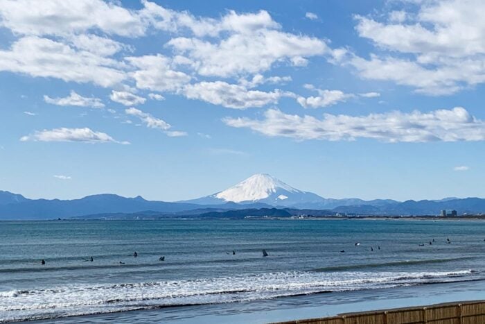 La playa de Enoshima no es gran cosa, pero las vistas son insuperables