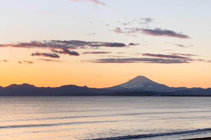 Monte Fuji sobre el mar, al atardecer