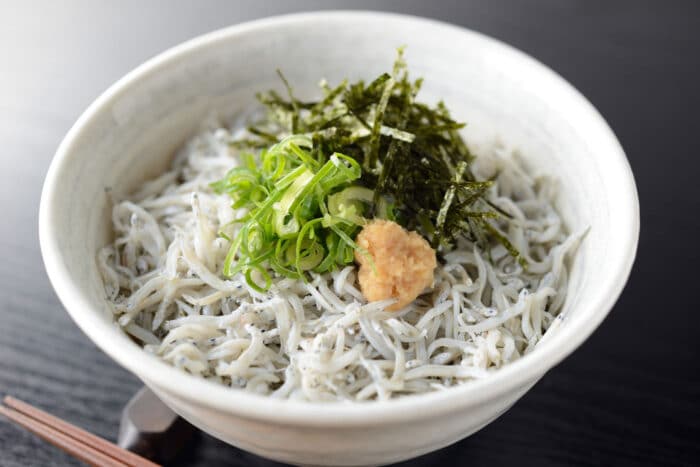 Típico tazón de shirasu-don, la especialidad local
