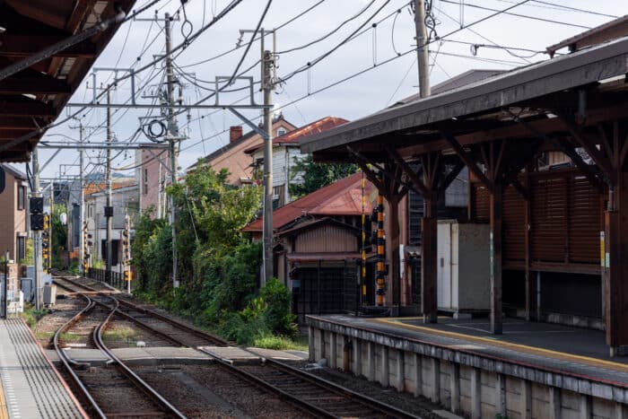 Estación de Hase, por donde pasa el tranvía vintage Enoden