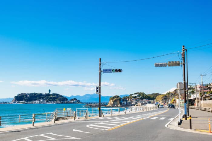 Un día soleado en la costa de Kamakura, cerca la isla de Enoshima