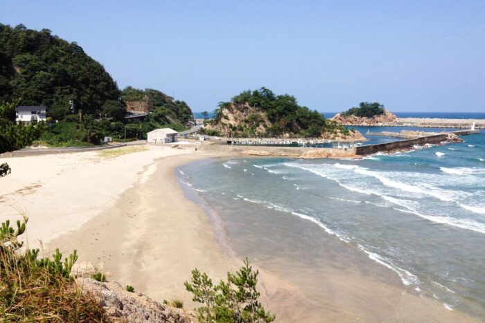 Playas pequeñas y rodeadas de cemento como esta son la norma en Japón