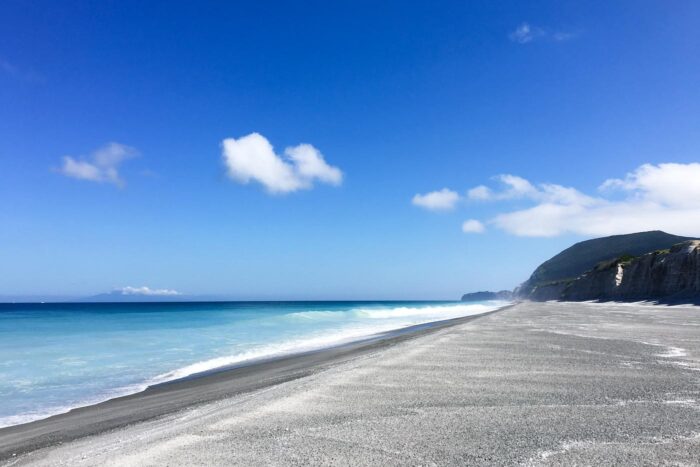Típica playa de arena negra y pedregosa