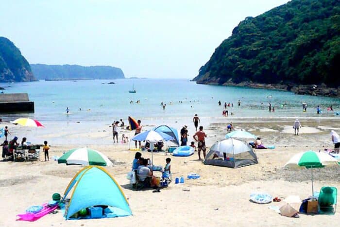 Playa llena de parapetos y refugios contra el sol, una imagen muy habitual