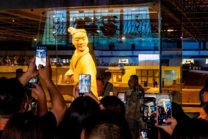 El ejército de terracota o guerreros de Xian tras el cristal