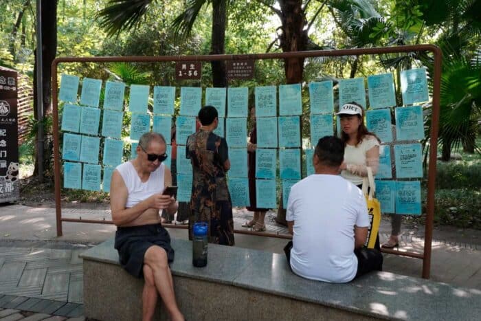 Personas frente a los anuncios para buscar pareja en Chengdu