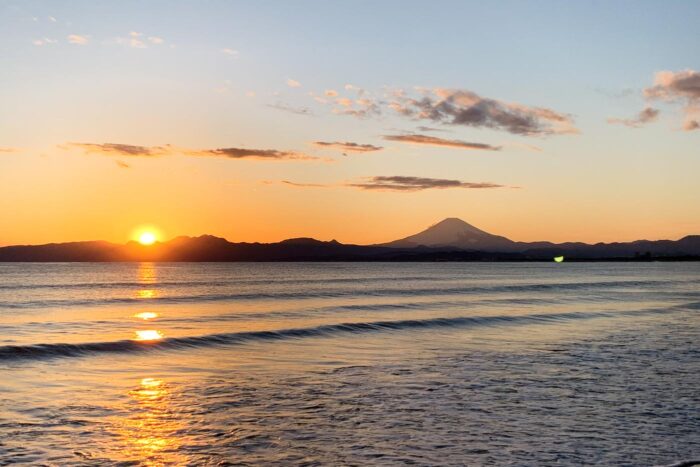 El monte Fuji al atardecer, visto desde Enoshima