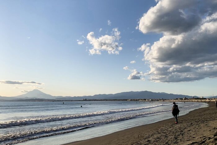 Playa de Enoshima en invierno, con el Fuji al fondo