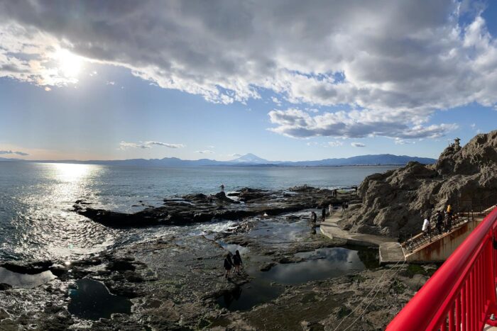 Camino que lleva hasta las cuevas de Iwaya, en los acantilados