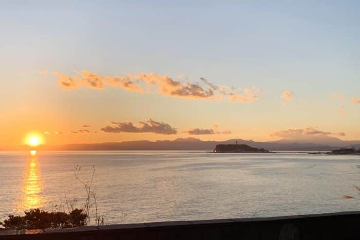 Silueta de la isla de Enoshima sobre el mar