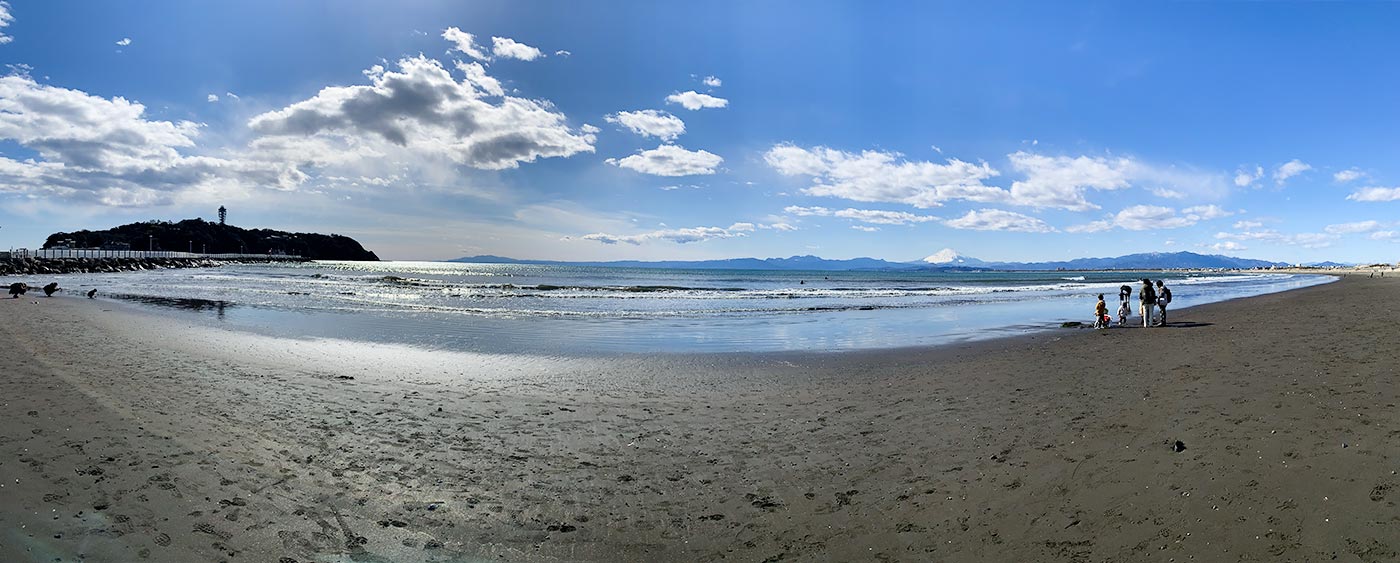 Playa principal de Enoshima, con su negra arena volcánica