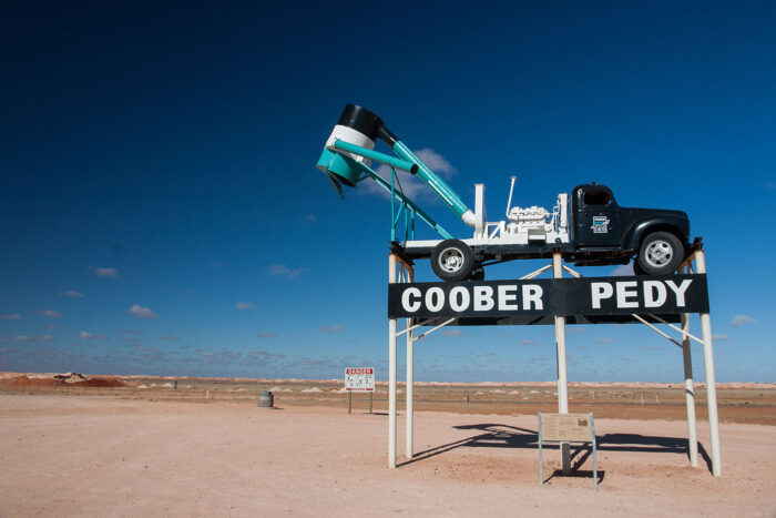 Cartel y maquinaria en Coober Pedy