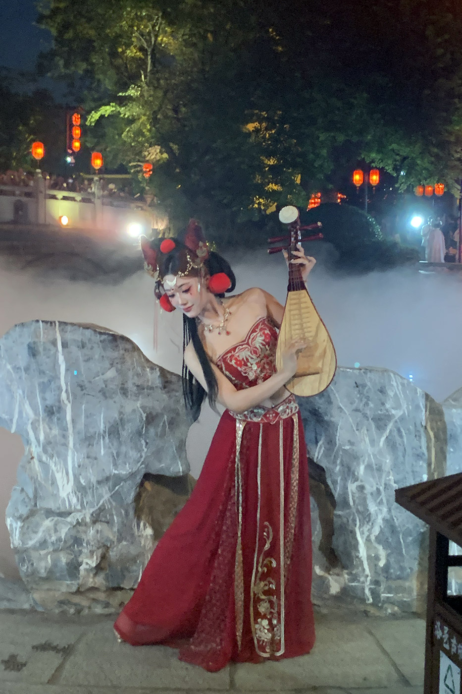Turista disfrazada de apsara en Luoyang