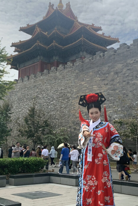 Posando ante las murallas de la Ciudad Prohibida de Pekín