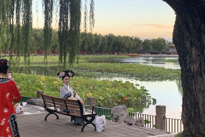 Turistas chinas cosplayeadas y sacándose fotos en un parque de Pekín