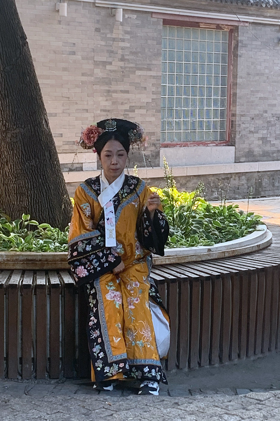 Señora china disfrazada fumando un cigarro