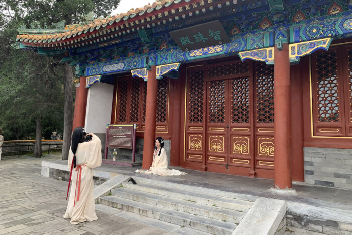 Las amigas están para ayudarse a la hora de sacarse fotos