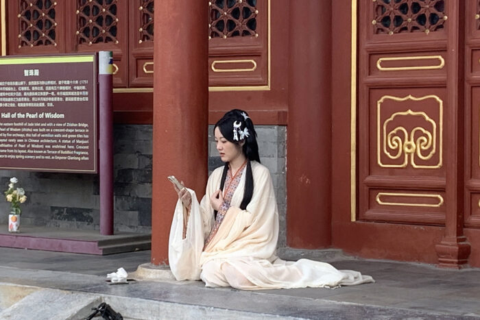 Mujer china disfrazada mirando el móvil