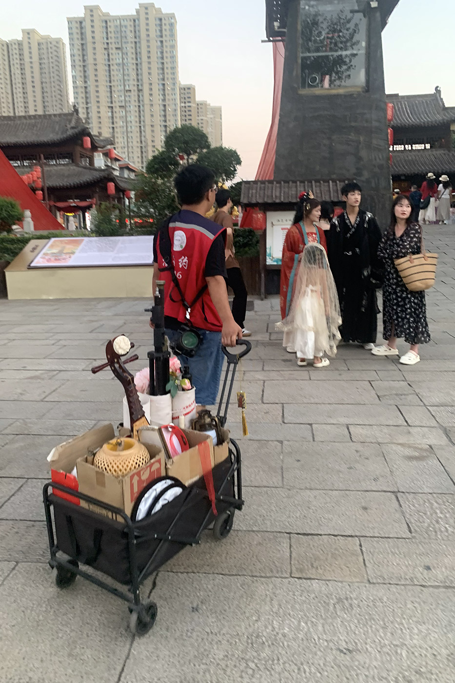 Sufrido utillero cargando con todos los utensilios de atrezo para las fotos