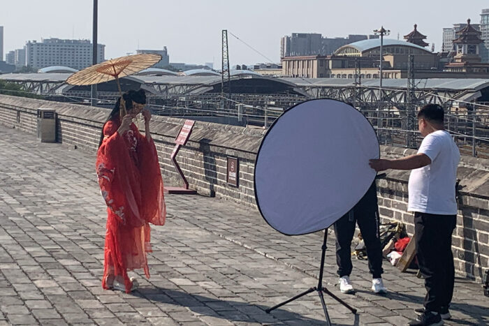 Mujer posando en una ciudad con reflectores