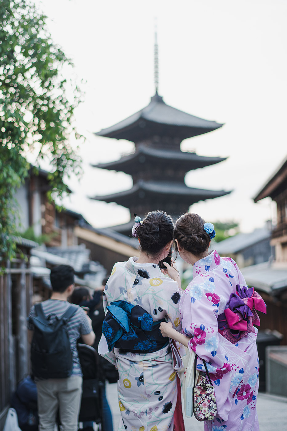 chicas que posan con sus kimonos frente a la pagoda Yasaka, en Kioto