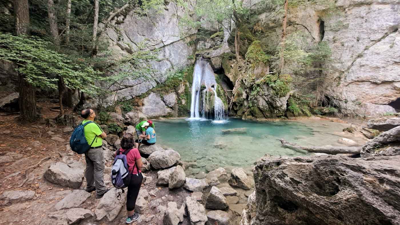 Agua corriente de una cascada