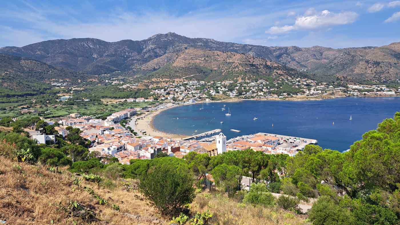 Vista panorámica de un pueblo costero