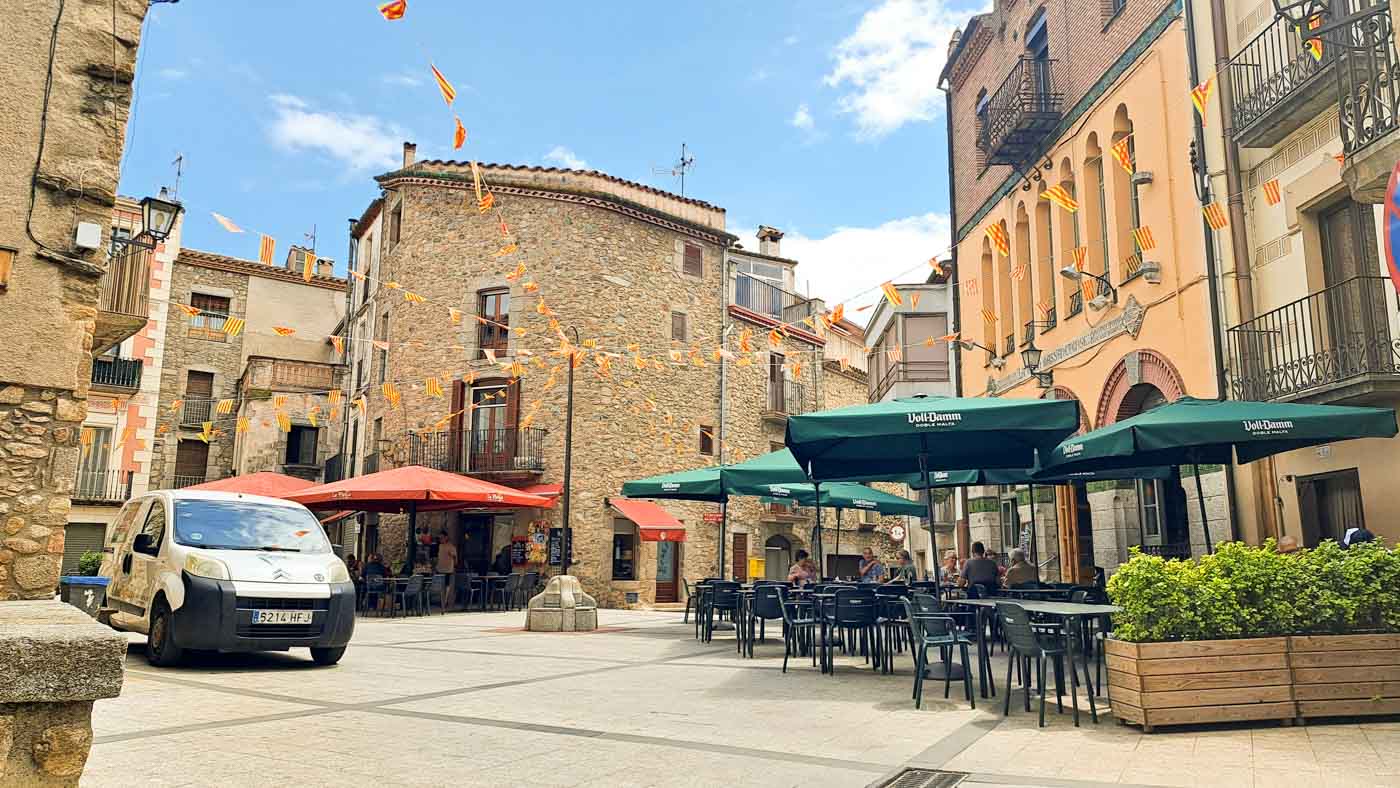 Plaza con mesas y edificios históricos