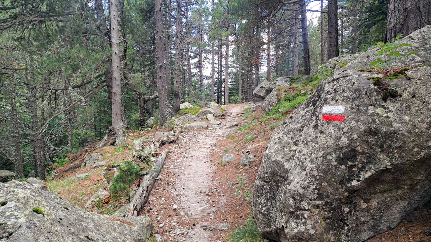 Señalización del GR11 durante su paso por Andorra
