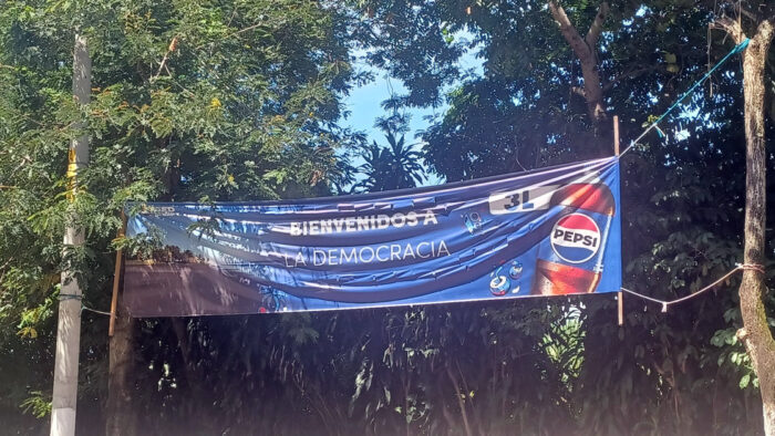 Con los hijos del maíz. De La Democracia a El Paredón y unas tortugas sobrevivientes 6 Cartel de bienvenida a La Democracia