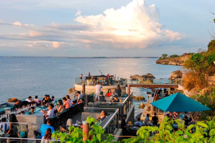 Indonesia vacacional: del surf a las islas sagradas 5 Beach Bar en Bali