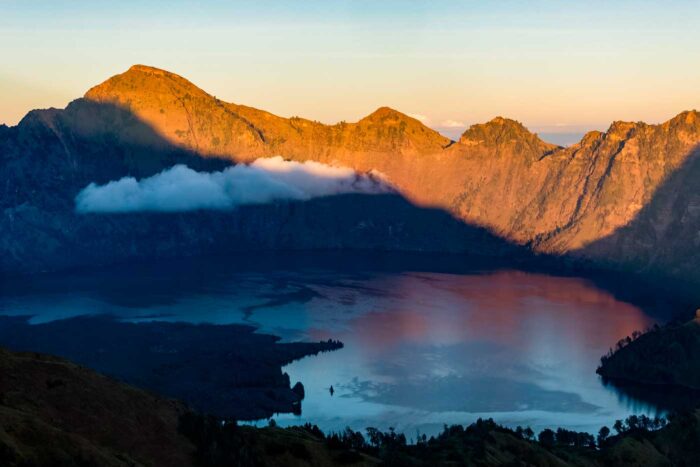 Indonesia colosal: volcanes en islas sísmicas 6 Monte Rinjani